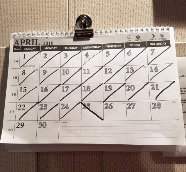Каждый день в полночь мой коллега зачёркивает одну клеточку на календаре. Сегодня его кто-то опередил.