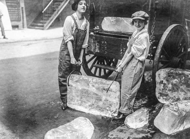Женщины развозят лед задолго до изобретения холодильника, 1918 год.