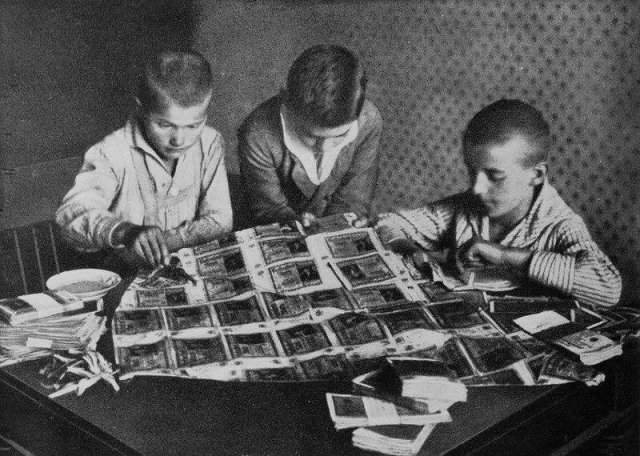 Дети мастерят воздушного змея из денег, ставших бесполезной бумагой из-за гиперинфляции. Германия, 1923 год.