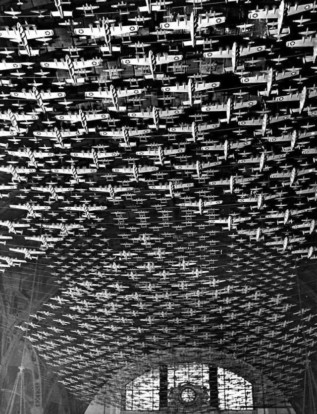 Потолок вокзала в Чикаго, украшенный моделями самолетов, 1943 г.