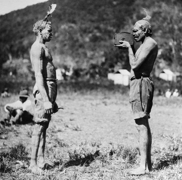 Абориген делает снимок своего соплеменника на северном побережье Квинсленда, Австралия, 18 марта 1929 года.