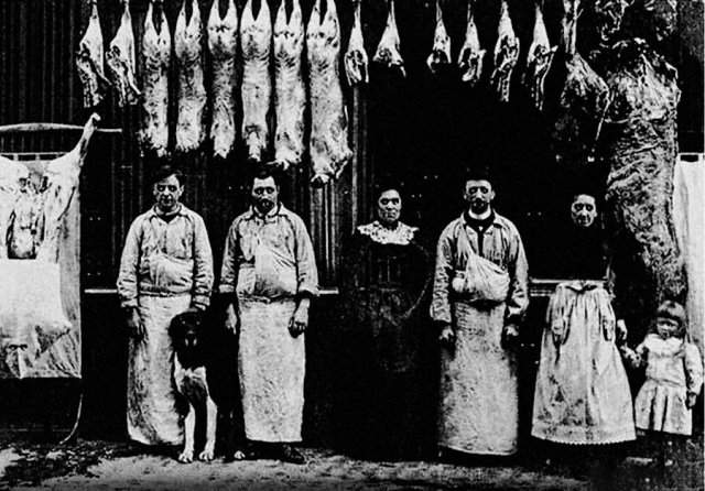 Мрачное фото семьи, владеющей мясной лавкой, 1878 год.