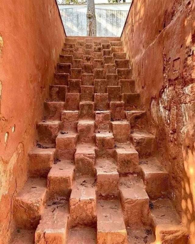 Необычная лестница кубической формы в маленькой деревне Сан-Августин-Этла, Оахака, Мексика