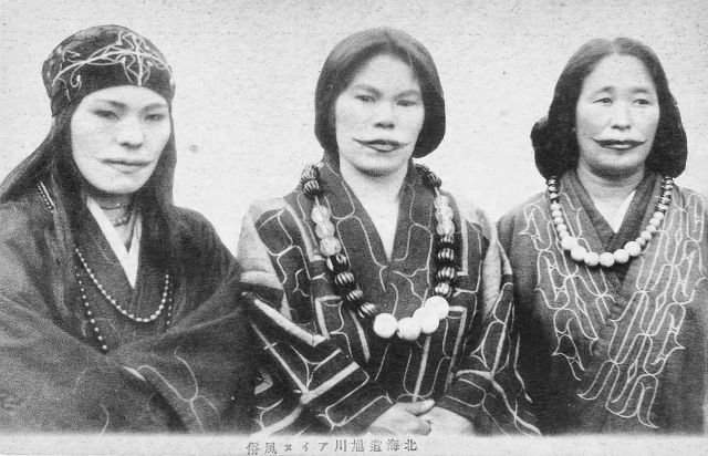 Девушки этнической группы айну с традиционными татуировками на губах, Япония, 1915 г.