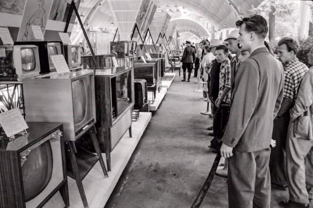 Советские жители изучают телевизоры на Американской выставке в Москве, СССР, 1959 г.