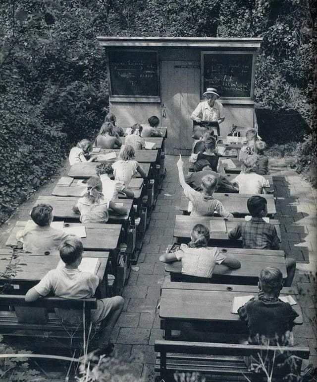 Учебный класс под открытым небом в Нидерландах. Такие школы были созданы для больных детей с целью борьбы с туберкулезом.