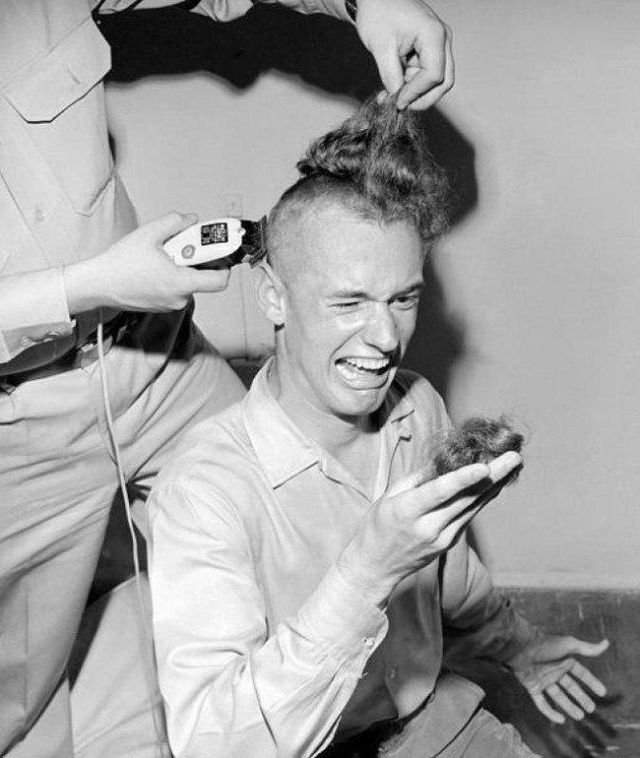 Процесс стрижки новобранца в армии США, 1962 г.