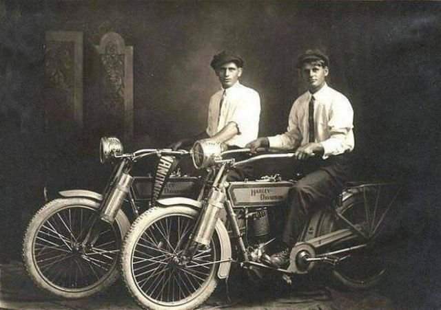 Уильям Харли и Артур Дэвидсон, создатели Harley Davidson, на своих байках в 1914 году.