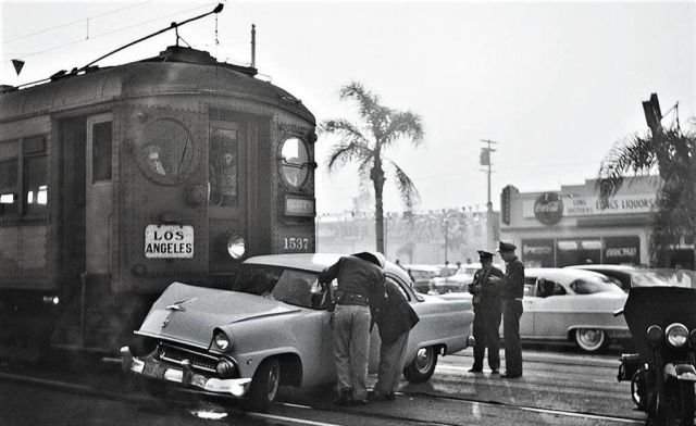 Столкновение автомобиля Ford с пригородным поездом, Лос-Анджелес, 1955 год.