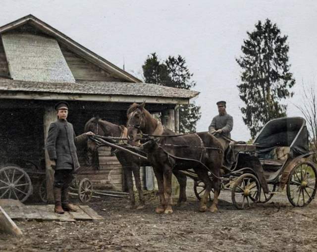 У каретного сарая. Усадьба Мураново, 1895-1910 год.