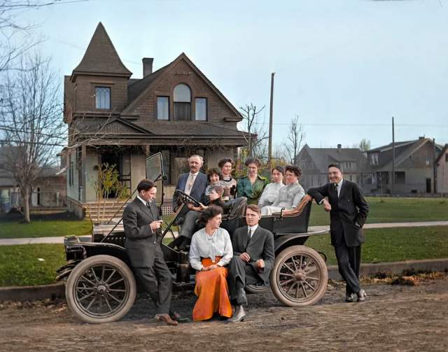 Семья позирует рядом с автомобилем в Спокане, штат Вашингтон, 1913 год.