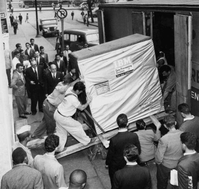 Жёсткий диск IBM на 5 Мбайт, 1956 год