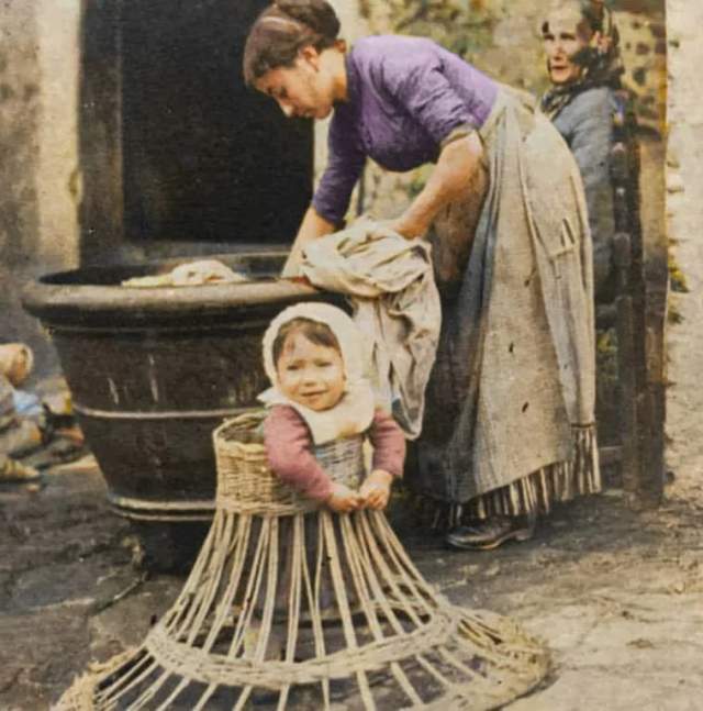 Малыш осваивает первые шаги с помощью плетёного каркаса. Франция, 1910-е годы.