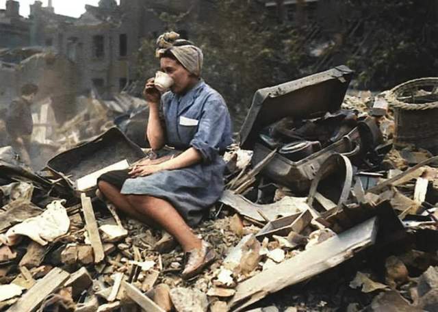 Женщина пьет чай на руинах своего дома после бомбардировки Лондона, 1940 год.