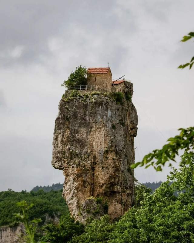 Храм на столпе Кацхи, Грузия