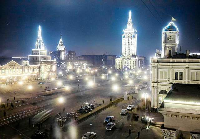 Вечерние огни на Комсомольской площади, Москва, 1957 год.