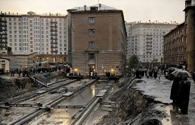 Передвижка дома в связи со строительством трассы Восточный луч, 1958 год.