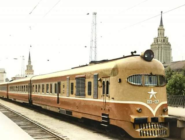 Дизель-поезд у перрона Ленинградского вокзала. Москва, 1954 год.