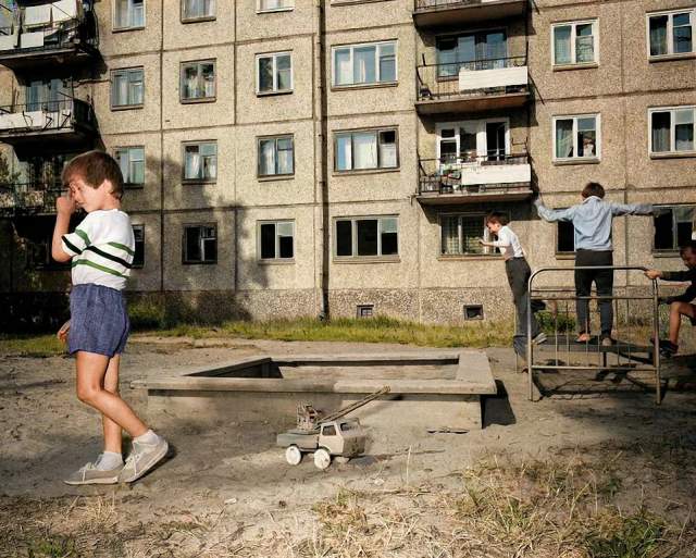 Детская площадка во дворе многоквартирного дома. Братск, 1989 год.