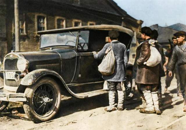 Крестьяне осматривают Ford model A, приехавший в деревню, 1930-й год.