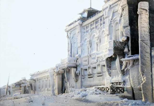 Новороссийск. Обледенелое здание мирового суда. 7-8 декабря 1899 год.