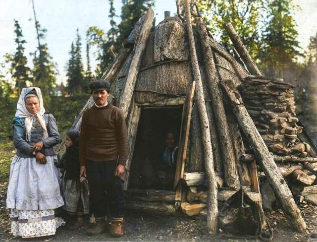 Семья Голых у чума. Саамы кольские, Мурманская область, ок. 1908 года.