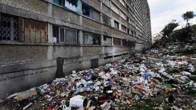 Впечатляющее количество грязи за кондоминиумом в Марселе, Франция