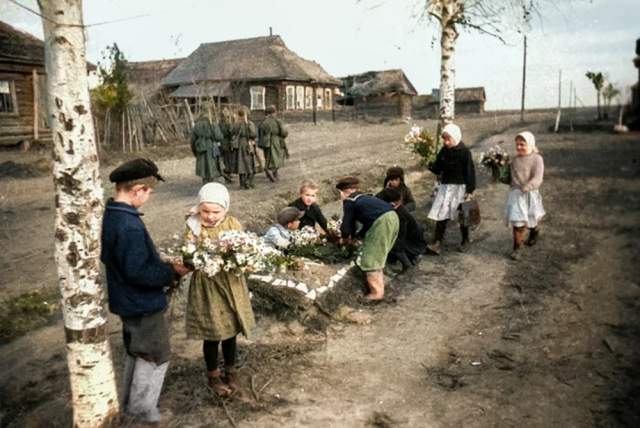 Дети возлагают цветы на могилу советских солдат. Ржев, 1943 год.