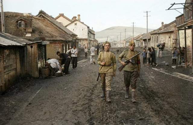 Советские бойцы патрулируют поселок в Маньчжурии, 1945 год.