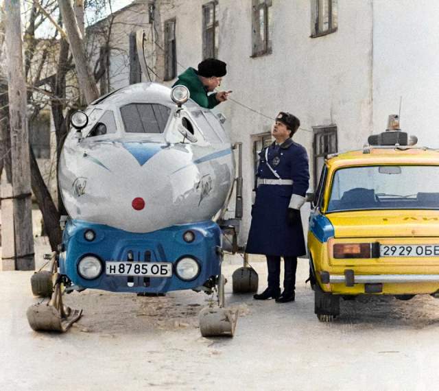 Снегоход ГМВ-2 создан в Оренбурге 1970-х. Собраны воедино часть фюзеляжа Ил-28, двигатель УАЗ-469, КПП ГАЗ-21, задний мост УАЗ, рулевое управление Жигули, часть капота ГАЗ-52.Оренбург, 1980-е.