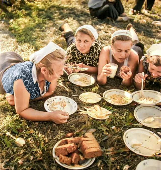 Обеденный перерыв. СССР, 1957 год.