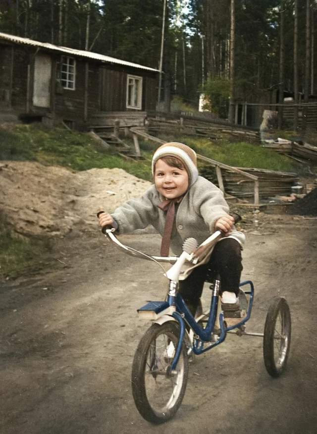 «Гонщица». Иркутская обл., Усть-Кутский р-н, пос. Якурим. 1980-е. Строительство БАМа.