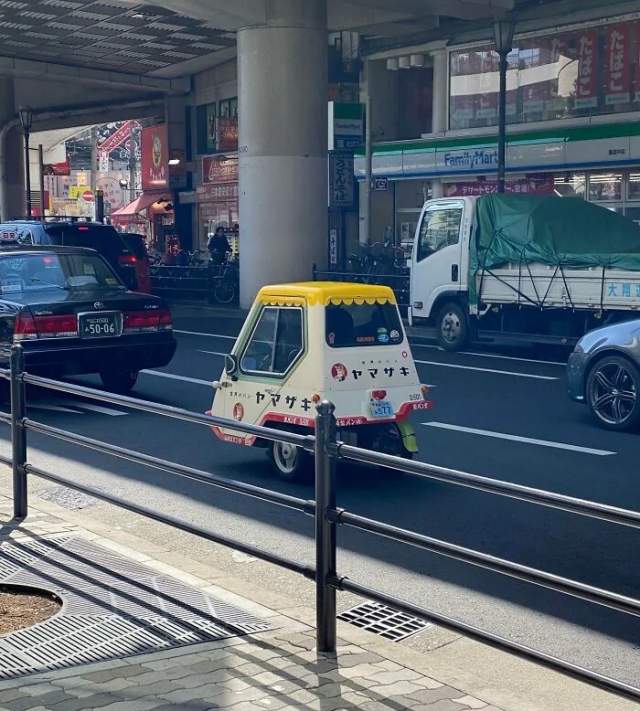 Крошечный автомобиль в Осаке