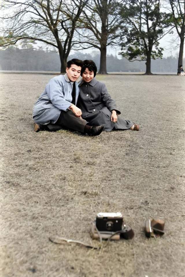 Японская пара делает фотографию, 1959 год.