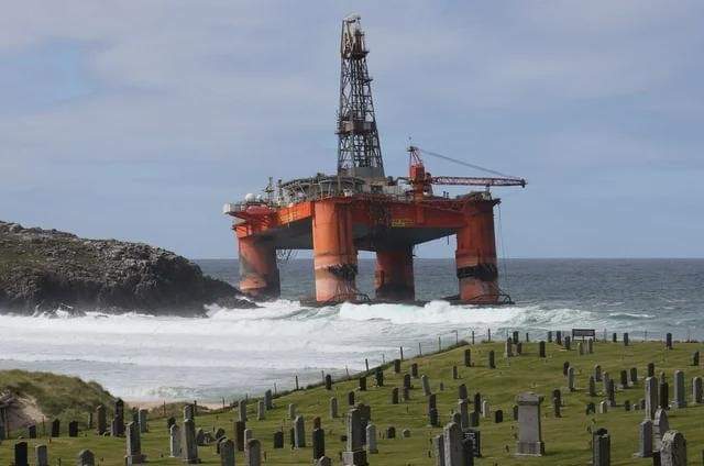 Морская нефтяная вышка, которую прибило к побережью острова Льюис из-за экстремальных погодных условий в 2016 году Морская нефтяная вышка, которую прибило к побережью острова Льюис из-за экстремальных погодных условий в 2016 году