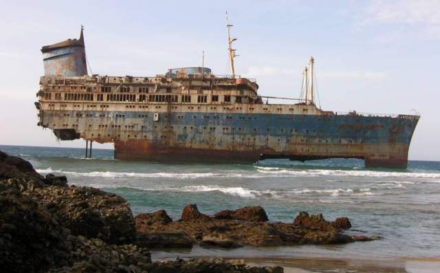 Заброшенные и разорванные на части обломки океанского лайнера SS America Заброшенные и разорванные на части обломки океанского лайнера SS America