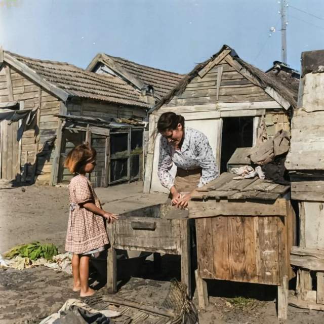 Женщина стирает одежду в португальской рыбацкой деревне, 1950-е. Женщина стирает одежду в португальской рыбацкой деревне, 1950-е.