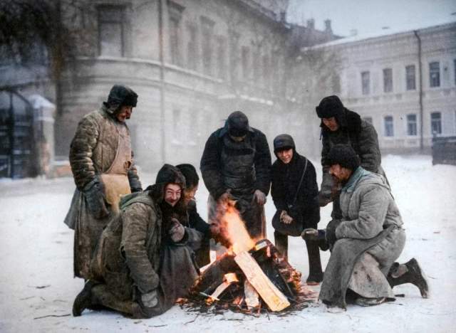 Рядом с Арбатской площадью. Московские дворники, 1920-е. Рядом с Арбатской площадью. Московские дворники, 1920-е.