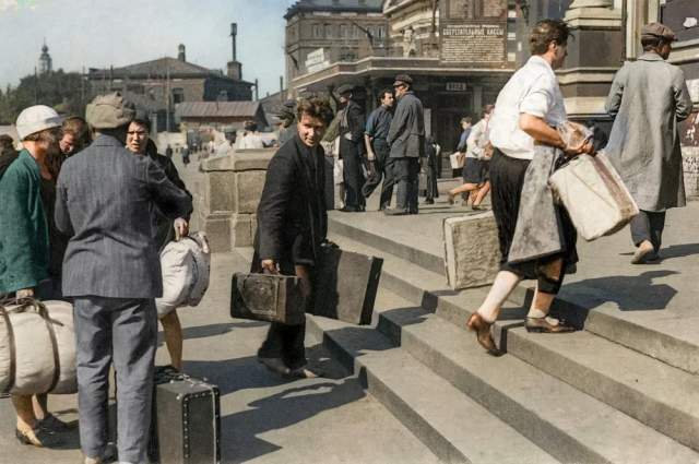 У Курского вокзала. Москва, 1929 год. У Курского вокзала. Москва, 1929 год.