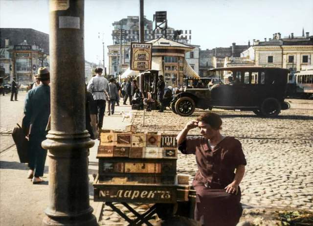 Пушкинская площадь. Папиросница Моссельпрома. Москва, 1926 год. Пушкинская площадь. Папиросница Моссельпрома. Москва, 1926 год.