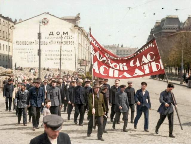 Демонстрация по пути к посольству Германии. Неглинная улица. Москва, 1924 год. Демонстрация по пути к посольству Германии. Неглинная улица. Москва, 1924 год.