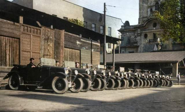 Колонна почтовых автомобилей за Меншиковой башней, 1928 год. Колонна почтовых автомобилей за Меншиковой башней, 1928 год.