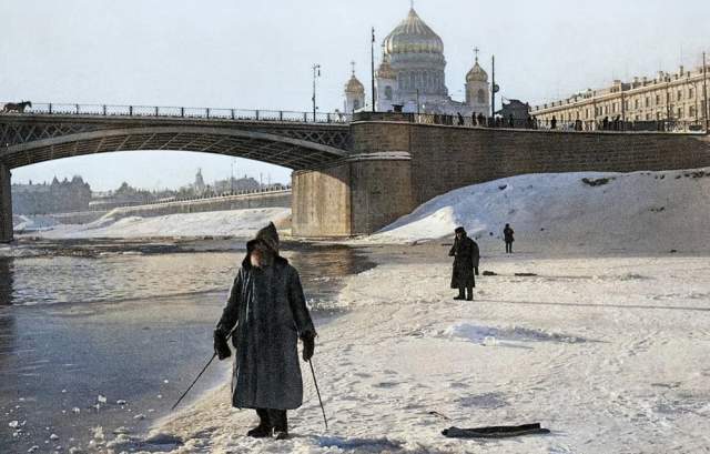 Рыбная ловля на Москве-реке зимой 1926–1927 года. Рыбная ловля на Москве-реке зимой 1926–1927 года.