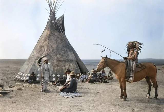 Индейское поселение на территории Великих равнин, 1890 год. Индейское поселение на территории Великих равнин, 1890 год.