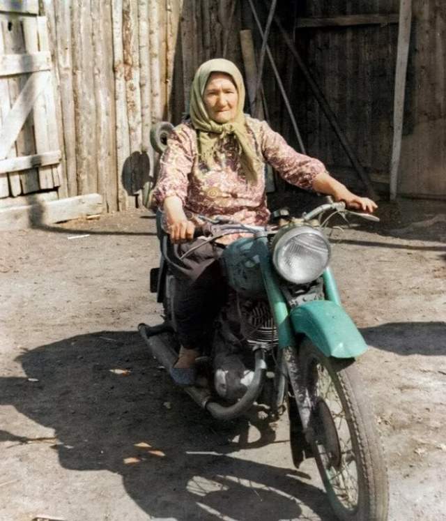Бабушка Елизавета Нестеровна на мотоцикле "ИЖ-56". Село Ножовка, 1960-е. Бабушка Елизавета Нестеровна на мотоцикле "ИЖ-56". Село Ножовка, 1960-е.