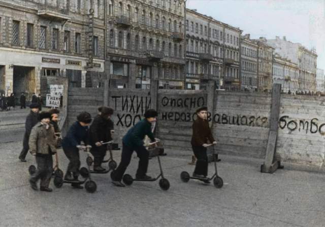Блокадный Невский проспект. Ленинградские дети устроили гонки на самокатах, 1941 год. Блокадный Невский проспект. Ленинградские дети устроили гонки на самокатах, 1941 год.