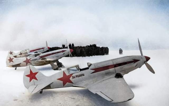Советские ВВС, истребители МиГ-3 (И-18) в зимнем камуфляже во время обороны Москвы, 1942 год. Советские ВВС, истребители МиГ-3 (И-18) в зимнем камуфляже во время обороны Москвы, 1942 год.