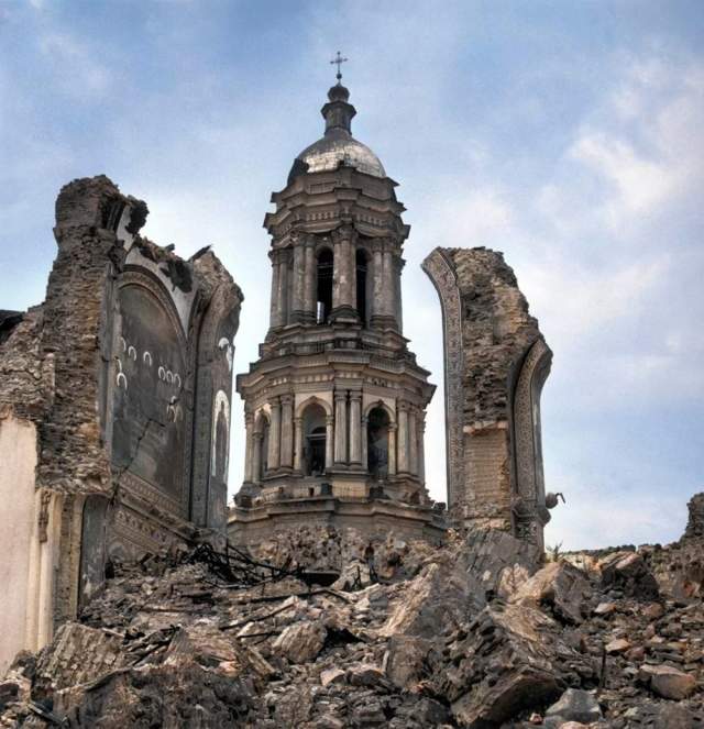 Разрушенный храм на скалистом берегу Днепра, 1947 год. Разрушенный храм на скалистом берегу Днепра, 1947 год.