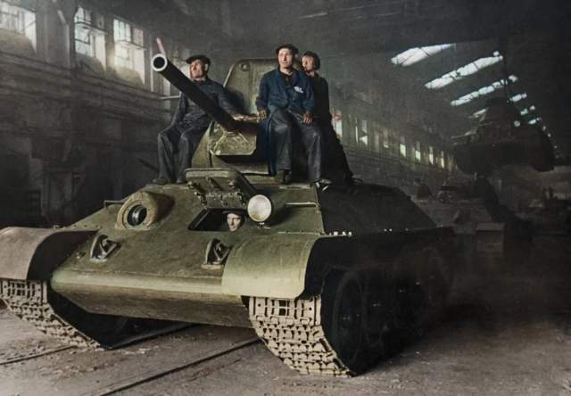 Готовые танки Т-34 покидают завод на Урале, 1944 год. Готовые танки Т-34 покидают завод на Урале, 1944 год.