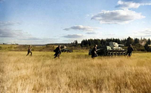 Советская пехота и танки Т-34 наступают. Октябрь 1941 года. Советская пехота и танки Т-34 наступают. Октябрь 1941 года.